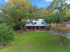 Lovely log home, w/Hot Tub, AC, trails on 4.3 acres